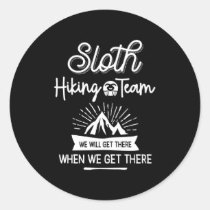 Das Sloth Wander Team wird bei uns ankommen Runder Aufkleber