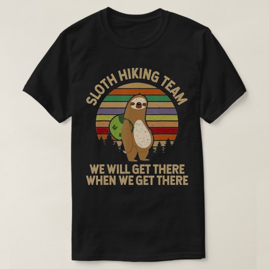 Das Sloth Wanderteam kommt, wenn es ankommt T-Shirt (Design vorne)