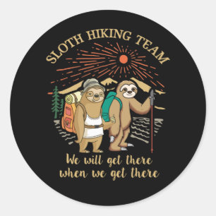 Das Sloth Wanderteam wir kommen dorthin. Runder Aufkleber