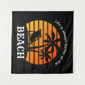 Das Sommerurlaubsleben am Strand ist immer besser Wandteppich (Vorderseite (Horizontal))