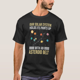 Das Sonnensystem hält seine Pants mit einem Astero T-Shirt