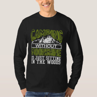 Das sonnige Camping ohne Mondschein sitzt im T-Shirt