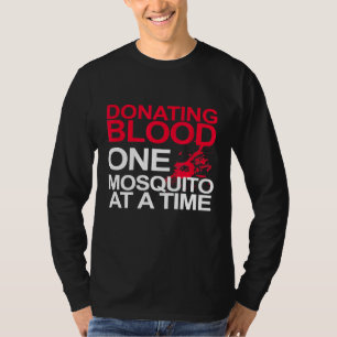 Das sonnige Camping spendet eine Mücke bei einer T T-Shirt