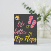 Das sonnige Leben am Sommerstrand von Flip Flops i Postkarte (Stehend Vorderseite)