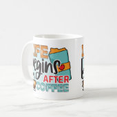 Das sonnige Leben fängt nach Kaffeetypografie an Kaffeetasse (Vorderseite Links)