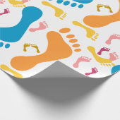 Das sonnige Muster farbenfroher menschlicher Fußab Geschenkpapier (Ecke)