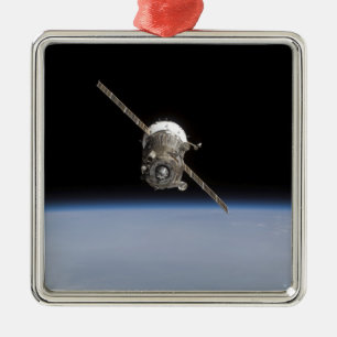 Das Soyuz TMA-11 Raumfahrzeug über dem horiz der Silbernes Ornament