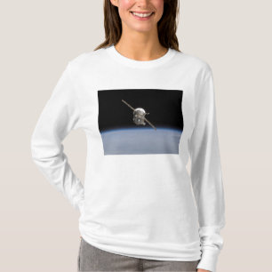 Das Soyuz TMA-11 Raumfahrzeug über dem horiz der T-Shirt