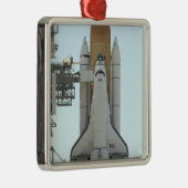 Das Space Shuttle Atlantis befindet sich auf dem L Ornament Aus Metall (Rechts)