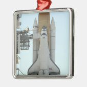 Das Space Shuttle Atlantis befindet sich auf dem L Ornament Aus Metall (Links)