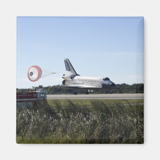 Das Space Shuttle Atlantis entfaltet seinen Drag R Magnet (Vorne)