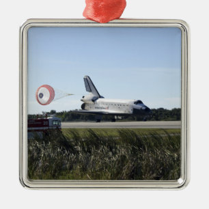 Das Space Shuttle Atlantis entfaltet seinen Drag R Ornament Aus Metall