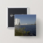 Das Space Shuttle Atlantis liegt über dem Becken. Button (Vorne & Hinten)