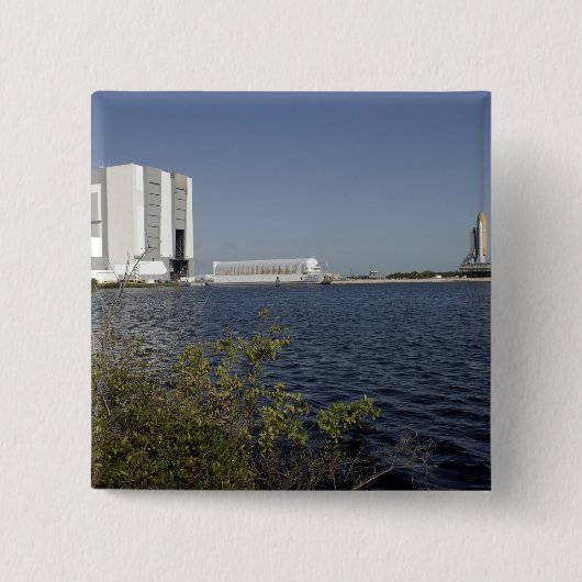 Das Space Shuttle Atlantis liegt über dem Becken. Button (Vorderseite)