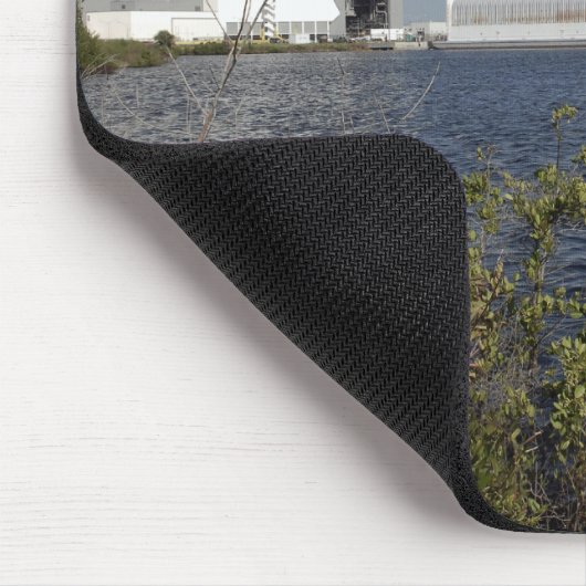 Das Space Shuttle Atlantis liegt über dem Becken. Mousepad (Ecke)