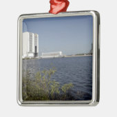 Das Space Shuttle Atlantis liegt über dem Becken. Silbernes Ornament (Links)