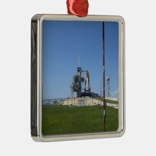 Das Space Shuttle Endeavour wird von einer Windsoc Ornament Aus Metall (Rechts)