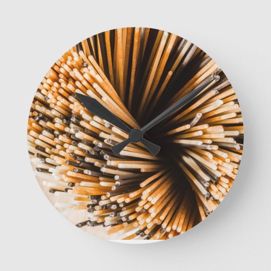Das Spaghetti Träger Top Runde Wanduhr (Vorderseite)