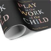 Das Spiel ist das Werk des Kindes Maria Montessori Geschenkpapier (Rolleneckpunkt)