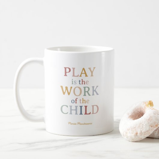 Das Spiel ist das Werk des Kindes Maria Montessori Kaffeetasse (Mit Donut)