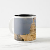 Das Staat-Hauptstadts-Gebäude herein Zweifarbige Tasse (Vorderseite Links)