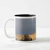 Das Staat-Hauptstadts-Gebäude herein Zweifarbige Tasse (Links)