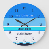 Das stilvolle Blue Stripes Wave Family Name Beach  Große Wanduhr (Vorderseite)