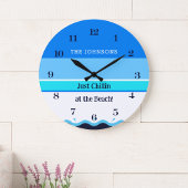 Das stilvolle Blue Stripes Wave Family Name Beach  Große Wanduhr
