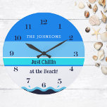 Das stilvolle Blue Stripes Wave Family Name Beach  Große Wanduhr<br><div class="desc">Die Personalisierte Wall-Uhr des Hauses mit Familiennamen ist die perfekte Ergänzung zu Ihrem Strandaufenthalt. Dieses Design zeichnet sich durch coole Blues und Türkis aus, die an den Ozean erinnern, ergänzt durch Weiß-, Dunkel- und Hellblau, die die Wellen des Meeres nachahmen. Die ruhige Farbpalette der Uhr verleiht Ihrem Strandhaus ein Gefühl...</div>