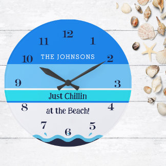 Das stilvolle Blue Stripes Wave Family Name Beach Große Wanduhr