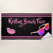 Das Strandtuch ist schwarz und rosa.