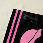 Das Strandtuch ist schwarz und rosa. (Beispiel)