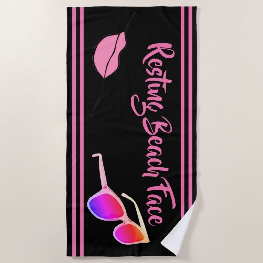 Das Strandtuch ist schwarz und rosa. (Vorderseite)