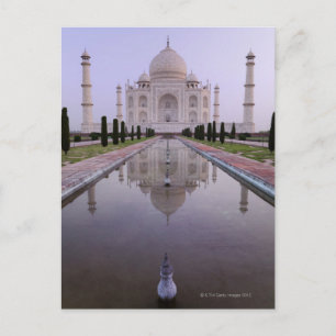 das Taj Mahal, das sich perfekt im Pool im Postkarte