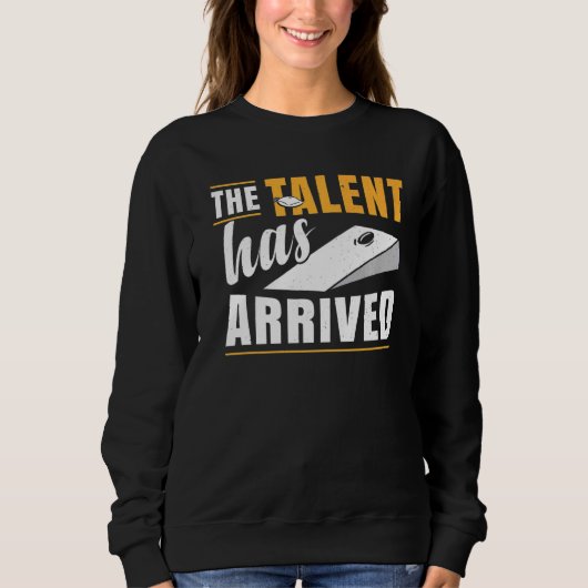 Das Talent hat das Bean Bag Cornhole erreicht Sweatshirt (Vorderseite)