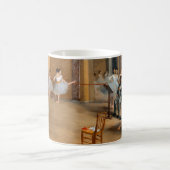 Das Tanzfoyer in der Oper von Edgar Degas Kaffeetasse (Mittel)