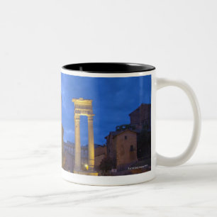 Das Theater von Marcellus in Rom nachts Zweifarbige Tasse