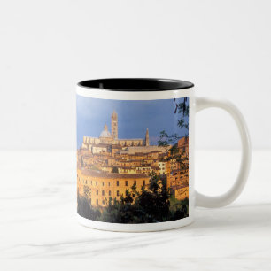 Das toskanische Dorf Sienna, Italien. Zweifarbige Tasse