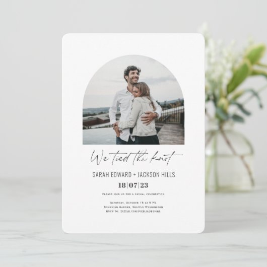 Das trendige moderne Foto des Knotens Einladung (Stehend Vorderseite)