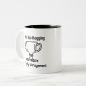 Das Trophäenmanagement wird nicht mit Sandbaggern  Zweifarbige Tasse (Vorderseite Links)