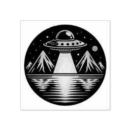 Das Ufo im Gebirge, das im Wasser reflektiert Gummistempel