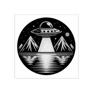 Das Ufo im Gebirge, das im Wasser reflektiert Gummistempel