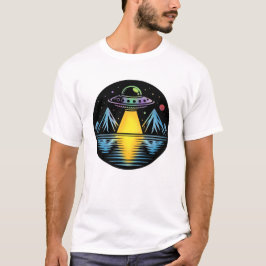 Das Ufo im Gebirge, das im Wasser reflektiert T-Shirt