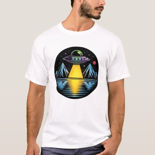 Das Ufo im Gebirge, das im Wasser reflektiert T-Shirt (Vorderseite)