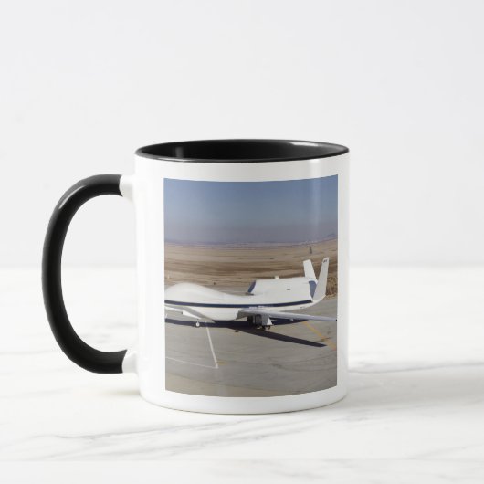 Das unbemannte Flugzeug der Global Hawk Tasse (Links)