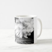 Das USS Missouri feuert 16 Zoll shell_War Bild ab Kaffeetasse (VorderseiteRechts)