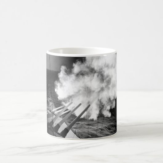 Das USS Missouri feuert 16 Zoll shell_War Bild ab Kaffeetasse (Mittel)