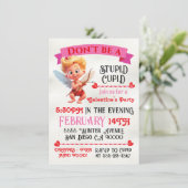 Das Valentinstag-Party der stupiden Cupid Galentin Einladung (Stehend Vorderseite)