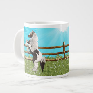 Das Vanner Pferd auf einem Himmlischen Gebiet der Jumbo-Tasse