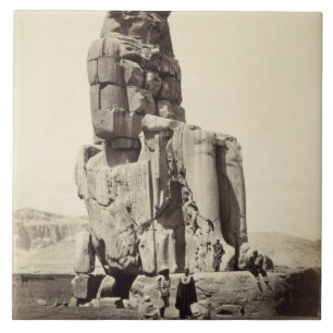 Das "vernehmbare Memnon", kolossale Statue von Fliese